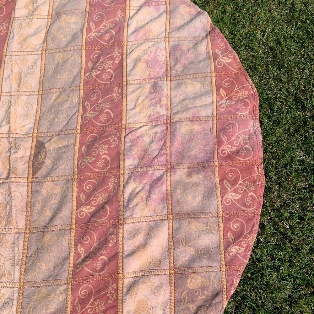 Round Multicolor Patterned Table cloths - Picture 3 of 7